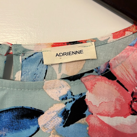 Beautiful Floral Blouse with ties at the wrist - Picture 2 of 8